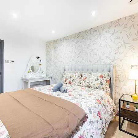 3 Bedroom By River Thames Apartment *