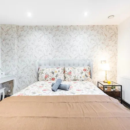 3 Bedroom By River Thames Apartment *