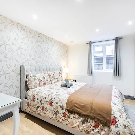 3 Bedroom By River Thames