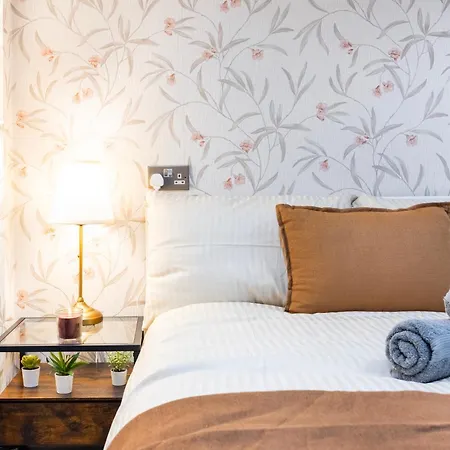 3 Bedroom By River Thames Apartment