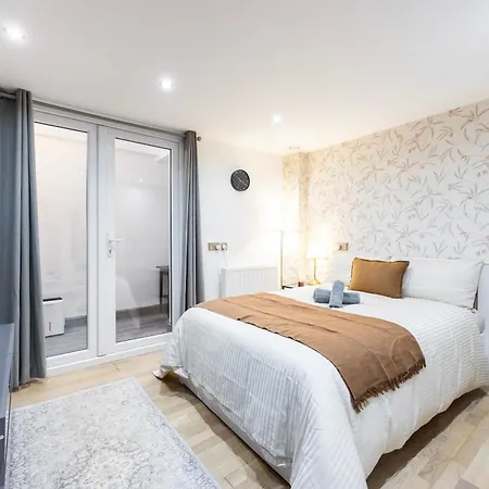 3 Bedroom By River Thames Apartment