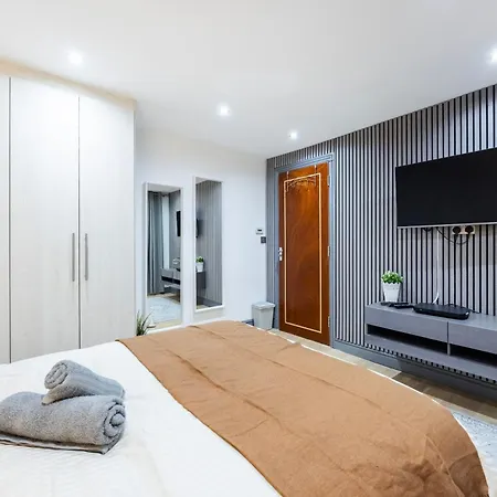 Apartment 3 Bedroom By River Thames *