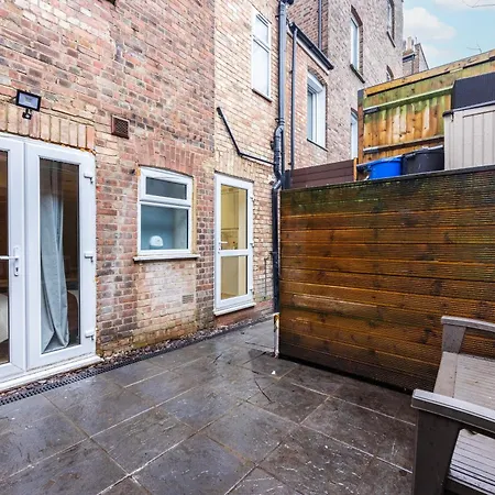 3 Bedroom By River Thames Apartment