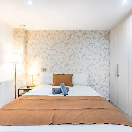 Apartment 3 Bedroom By River Thames London