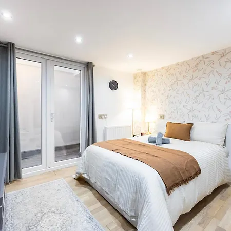Apartment 3 Bedroom By River Thames *