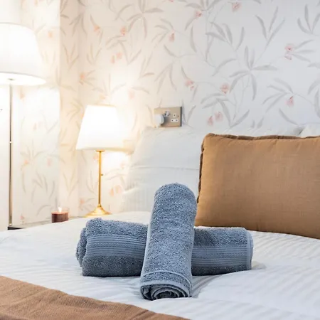 3 Bedroom By River Thames Apartment