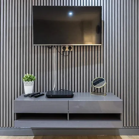 Apartment 3 Bedroom By River Thames