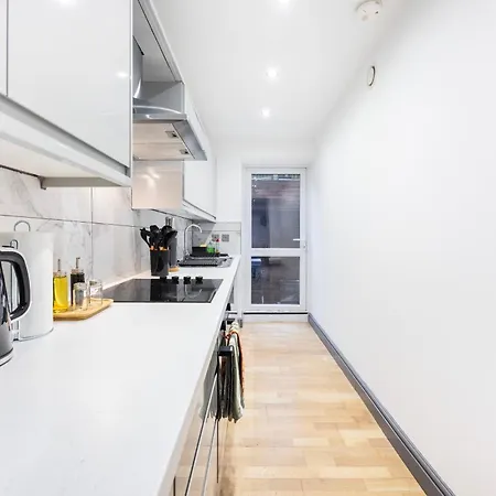 Apartment 3 Bedroom By River Thames *
