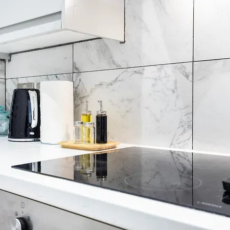 3 Bedroom By River Thames Apartment London