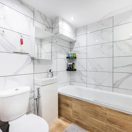 3 Bedroom By River Thames Apartment