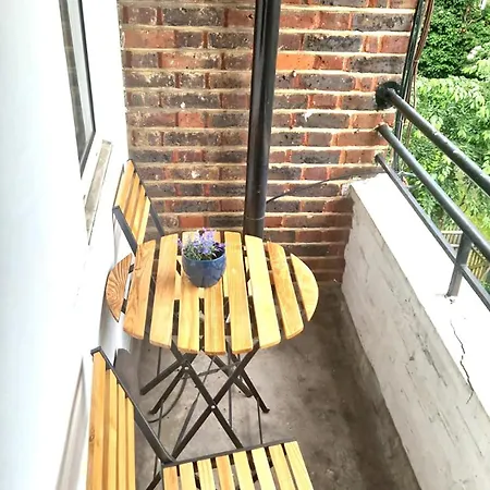 Cozy 2-bedroom Flat With Private Balcony Near Islington Station, Canonbury Apartment