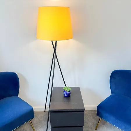 Cozy 2-bedroom Flat With Private Balcony Near Islington Station, Canonbury Apartment *