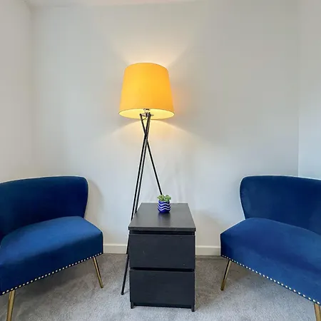 Apartment Cozy 2-bedroom Flat With Private Balcony Near Islington Station, Canonbury *