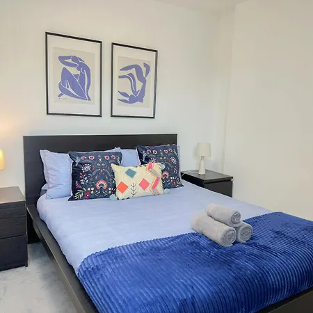 Cozy 2-bedroom Flat With Private Balcony Near Islington Station, Canonbury Apartment *