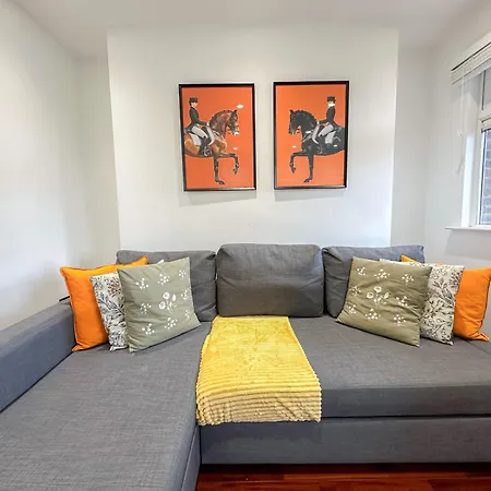 Cozy 2-bedroom Flat With Private Balcony Near Islington Station, Canonbury Apartment