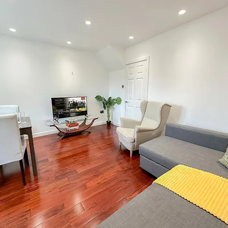 Cozy 2-bedroom Flat With Private Balcony Near Islington Station, Canonbury *