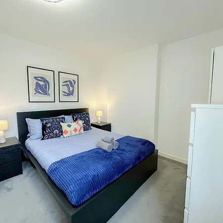Cozy 2-bedroom Flat With Private Balcony Near Islington Station, Canonbury Apartment *
