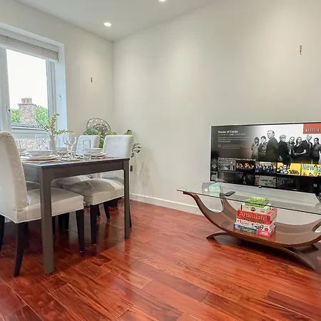 Cozy 2-bedroom Flat With Private Balcony Near Islington Station, Canonbury Apartment *