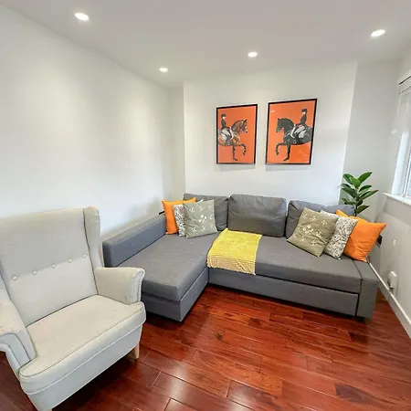 Apartment Cozy 2-bedroom Flat With Private Balcony Near Islington Station, Canonbury *