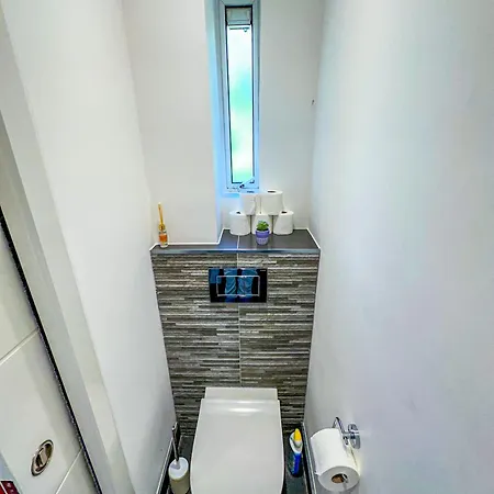 Cozy 2-bedroom Flat With Private Balcony Near Islington Station, Canonbury Apartment *