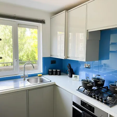 Cozy 2-bedroom Flat With Private Balcony Near Islington Station, Canonbury Apartment *