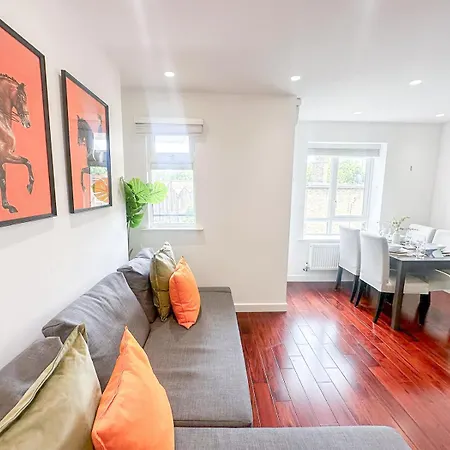 Cozy 2-bedroom Flat With Private Balcony Near Islington Station, Canonbury Apartment