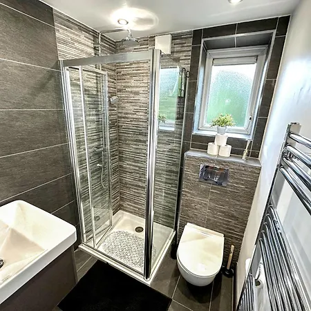 Cozy 2-bedroom Flat With Private Balcony Near Islington Station, Canonbury London