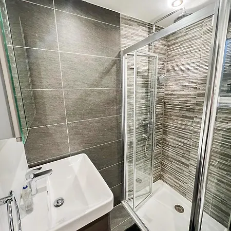 Apartment Cozy 2-bedroom Flat With Private Balcony Near Islington Station, Canonbury