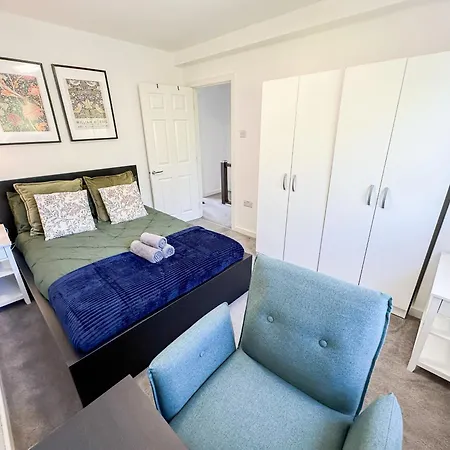 Apartment Cozy 2-bedroom Flat With Private Balcony Near Islington Station, Canonbury *
