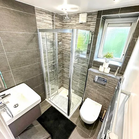 Cozy 2-bedroom Flat With Private Balcony Near Islington Station, Canonbury *