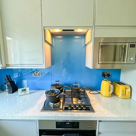 Apartment Cozy 2-bedroom Flat With Private Balcony Near Islington Station, Canonbury