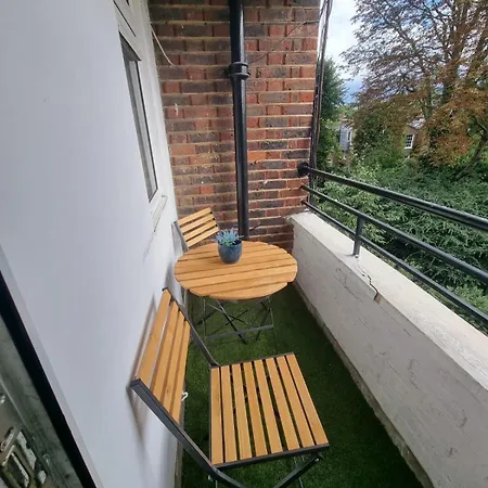 Cozy 2-bedroom Flat With Private Balcony Near Islington Station, Canonbury Apartment London