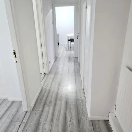 Newly Fitted 2 Bedroom Battersea Flat