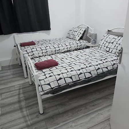 Newly Fitted 2 Bedroom Battersea Flat London