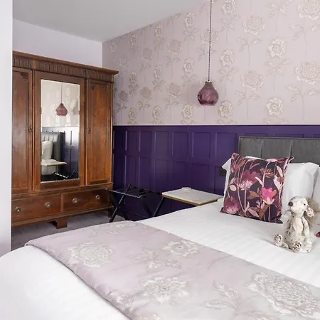 Inn At Number 16 - The Jolly Coopers *