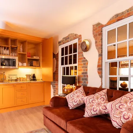 At Number 16 - The Jolly Coopers Inn Hampton