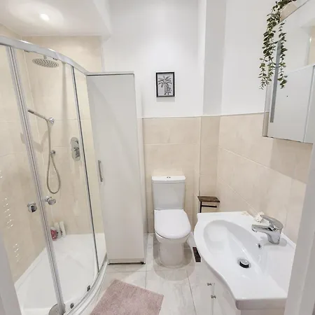 Apartment Cozy 2-bedroom With Free Wi-fi In Shepherds Bush Near Westfield London