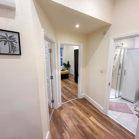 Cozy 2-bedroom With Free Wi-fi In Shepherds Bush Near Westfield