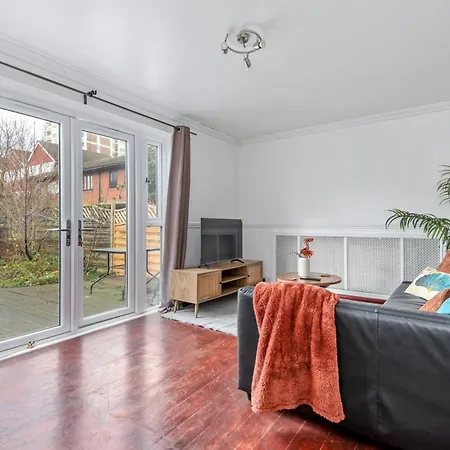 Hale Lodge, Comfy For Families And Contractors London