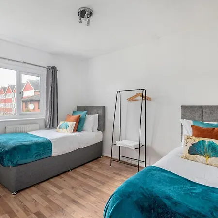 Hale Lodge, Comfy For Families And Contractors * London