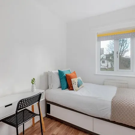 Hale Lodge, Comfy For Families And Contractors
