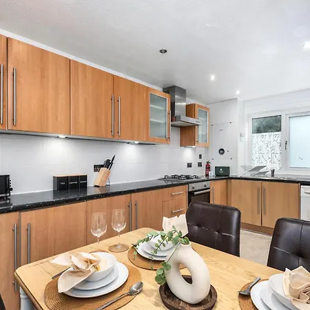 Hale Lodge, Comfy For Families And Contractors Holiday home *