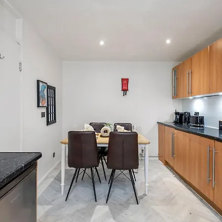 Hale Lodge, Comfy For Families And Contractors