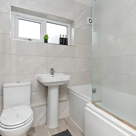 Hale Lodge, Comfy For Families And Contractors London