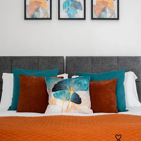 Hale Lodge, Comfy For Families And Contractors * London