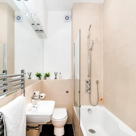 Apartment Charming Tooting Hideaway Garden, Resident Parking, Near Tooting Hospital