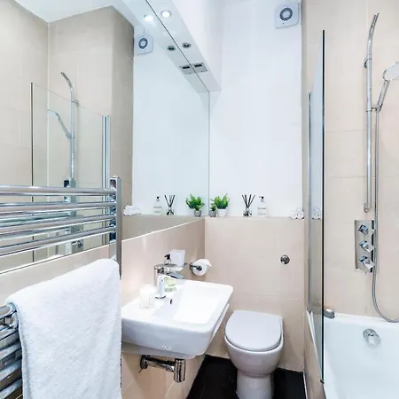 Charming Tooting Hideaway Garden, Resident Parking, Near Tooting Hospital * London
