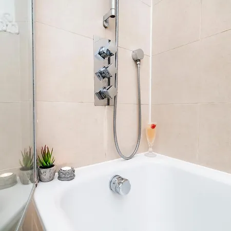Apartment Charming Tooting Hideaway Garden, Resident Parking, Near Tooting Hospital *