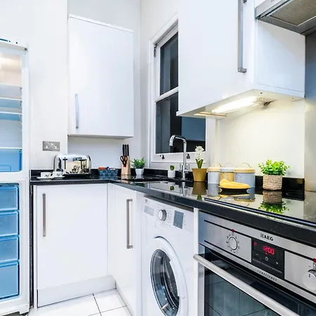 Apartment Charming Tooting Hideaway Garden, Resident Parking, Near Tooting Hospital London
