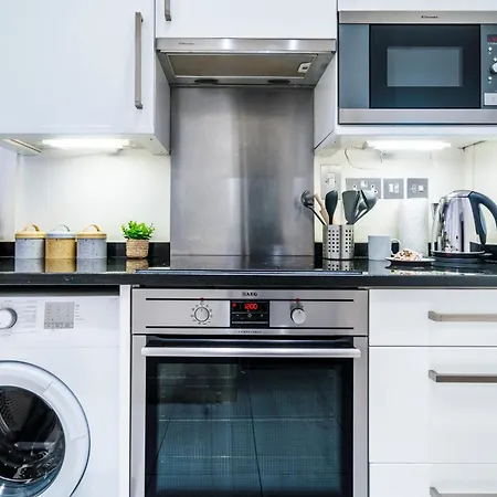 Charming Tooting Hideaway Garden, Resident Parking, Near Tooting Hospital Apartment